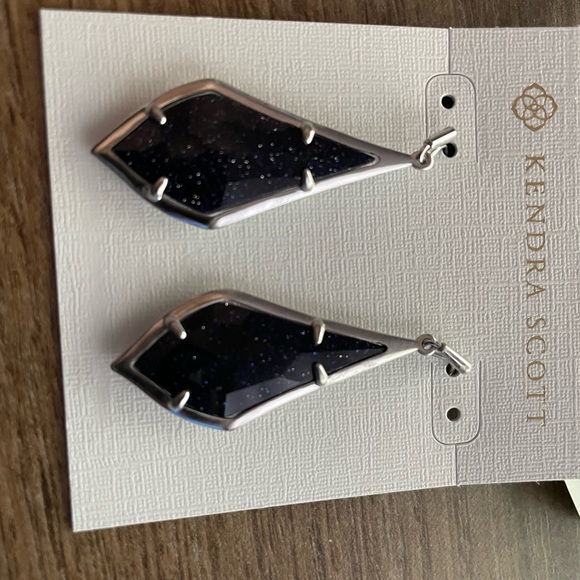 NWT Kendra Scott Olivia Earrings - Picture 1 of 3
